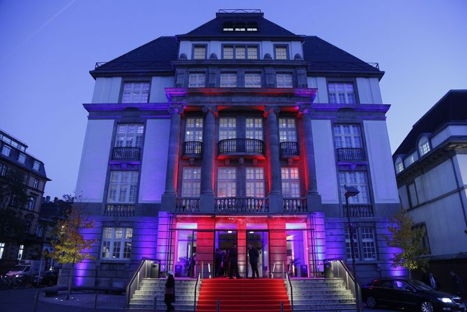 Fassade des Deutschen Filmmuseums bei Nacht