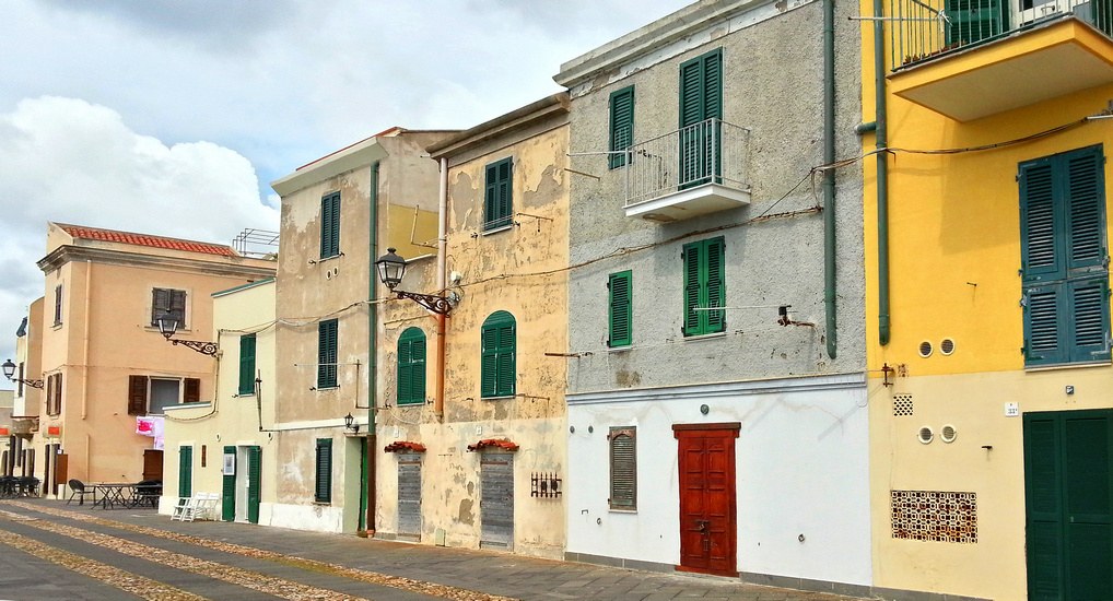 Bunte Häuser auf der Stadtmauer von Alghero (© Redaktion - Portanapoli.com)