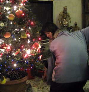 Wir legen die Geschenke unter den Baum (© Redaktion - Portanapoli.com)