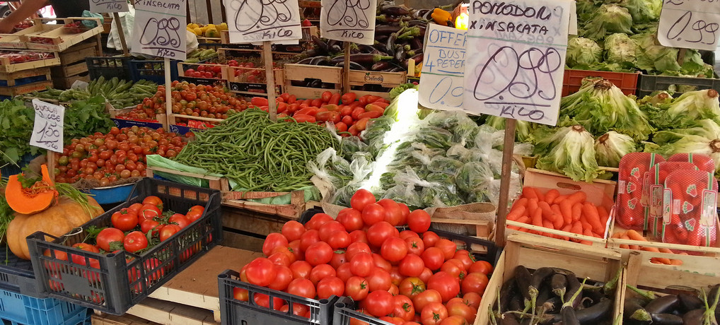 Ein Genuss fürs Auge: Marktstand in Neapel (© Redaktion Portanapoli.com)