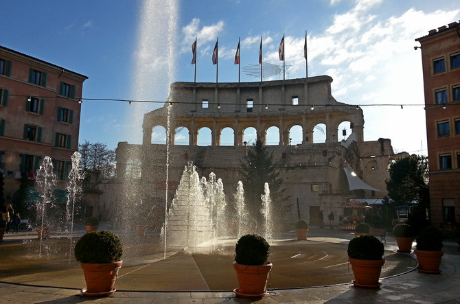 Fast wie in Rom: Kolosseum-Bogen des Hotels Colosseo (© Redaktion - Portanapoli.com)