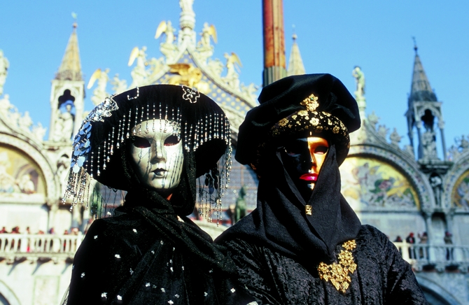 Wunderbare Masken mit dem Flair vergangener Zeiten (© Vito Arcomano - Fototeca ENIT)