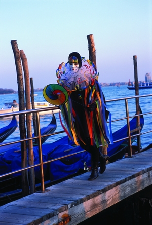 Ein bunter Phantasievogel: Harlekin in Venedig (© Vito Arcomano - Fototeca ENIT)