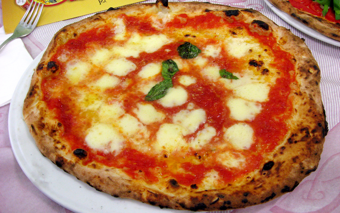 Die riesige Pizza Margherita passt kaum auf den Teller (© Redaktion Portanapoli.com)