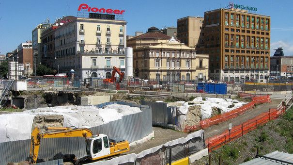 Großbaustelle für die neue U-Bahn-Station Municipio am Hafen in Neapel (© Redaktion Portanapoli.com)