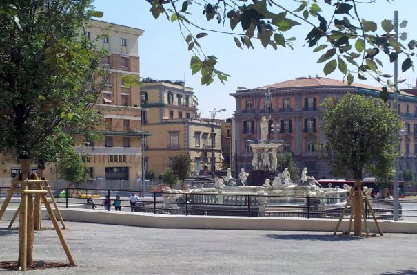 Die Piazza Municipio am Hafen wird mit vielen neu gepflanzten Steineichen aufgewertet. (© Redaktion Portanapoli.com)