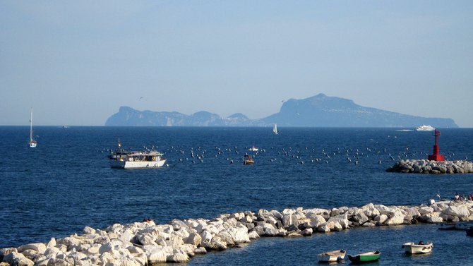 Bei klarem Wetter sieht man die Silhouette von Capri
