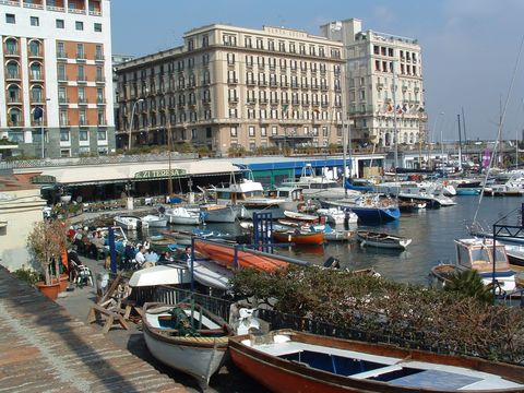 Am Hafen von Santa Lucia in Neapel gibt es die exklusivsten Hotels