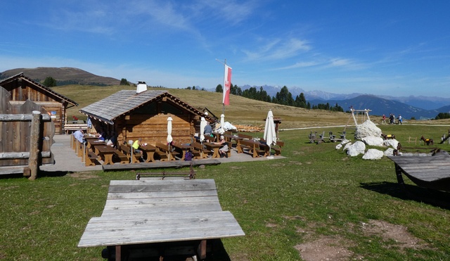 Hier speist man in einer Traumumgebung: Hütte "Rifugio Munt de Furnella" auf dem Würzjoch