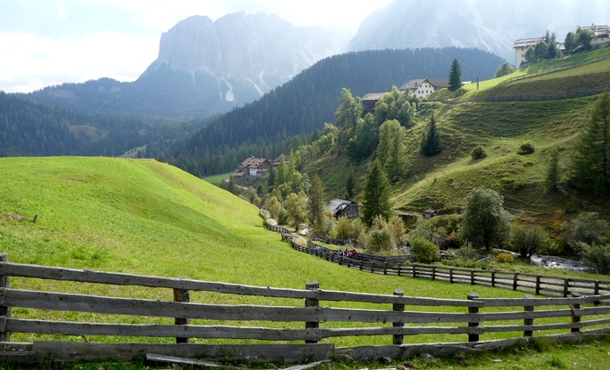 Blick über das Mühlental auf die Berggipfel der Dolomiten