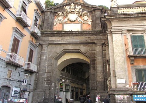Port'Alba und die Straße der Buchhändler (Neapel)