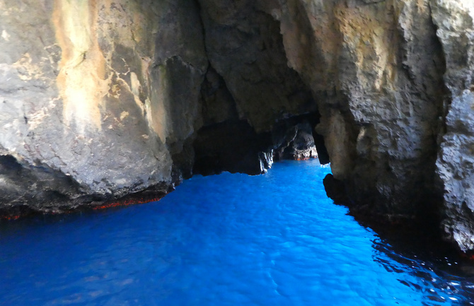 Ein kleines Stück kann man mit dem Boot in die Grotta Azzura fahren