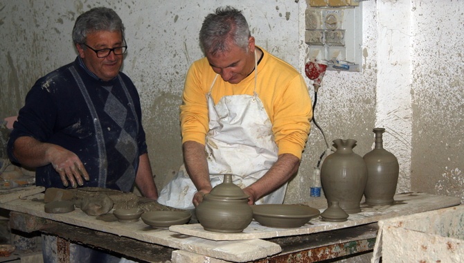 Pompeo zeigt Giovanni wie man Terracotta bearbeitet 