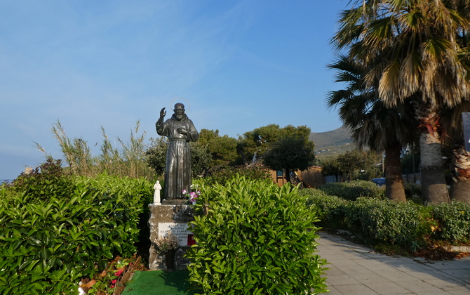 Statue des Padre Pio am Weg zum Strand