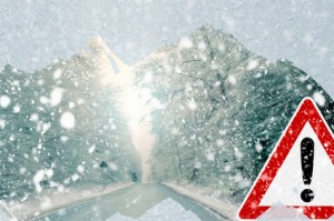Bei plötzlich aufkommendem Schneefall muss man vorsichtig fahren (© trendobjects - Fotolia.com)