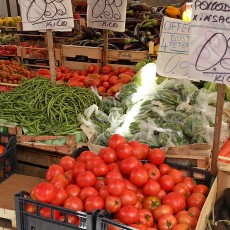 Farben, Stimmen und Düfte: Einkaufen auf Märkten in Neapel