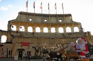 Weihnachtsschlitten vor dem Colosseo-Bogen des Hotels. Dort ist auch der Zugang zum Wellnessbereich. (© Redaktion - Portanapoli.com)