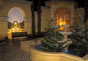 Weihnachtlich beleuchteter Hotelgarten mit Brunnen und Wandgemälden (© Redaktion - Portanapoli.com)