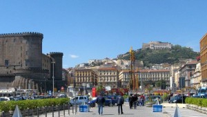 Vom Hafen blickt man auf den Vomero-Hügel und die Burg Maschio, neben der die U-Bahn-Station gebaut wird (© Redaktion Portanapoli.com)