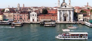 Vom Balkon der Kreuzfahrtschiffs sieht man Venedig aus einer völlig neuen Perspektive