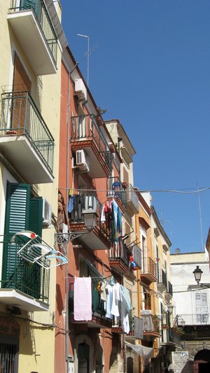 Typische Hausfassaden mit hübschen Balkonen
