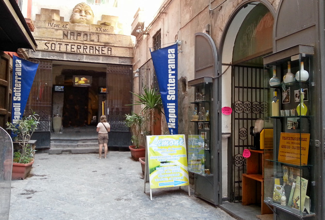 Eingang zum unterirdischen Neapel an Piazza San Gaetano