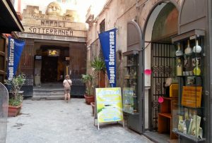 Eingang zum unterirdischen Neapel an der Piazza San Gaetano in der Altstadt