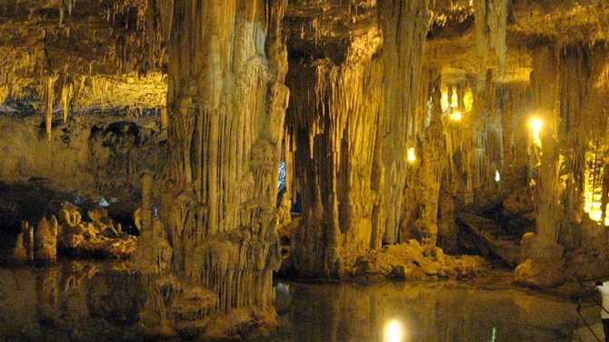 Salzwassersee in der Grotte