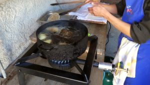 Canci und Turtles werden kurz in heißem Öl von beiden Seiten frittiert