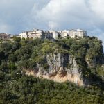 Das urige Bergdorf Camerota thront auf einer Klippe Das urige Bergdorf Camerota thront auf einer Klippe