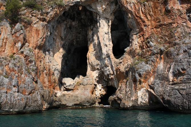 Grotte an der Küste