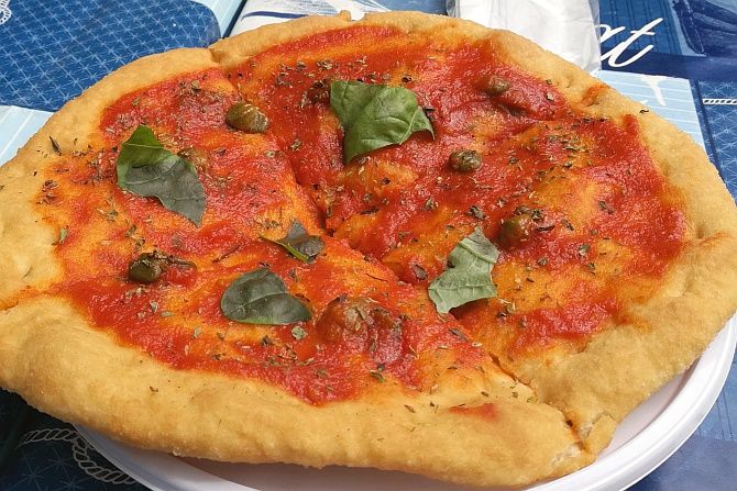 Frittierte Pizzetta mit Tomaten und Kapern